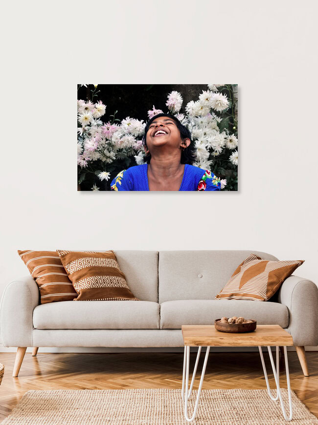 La niña con una sonrisa radiante, India – Arte mural de Sankar Sarkar como póster o impresión en vidrio acrílico