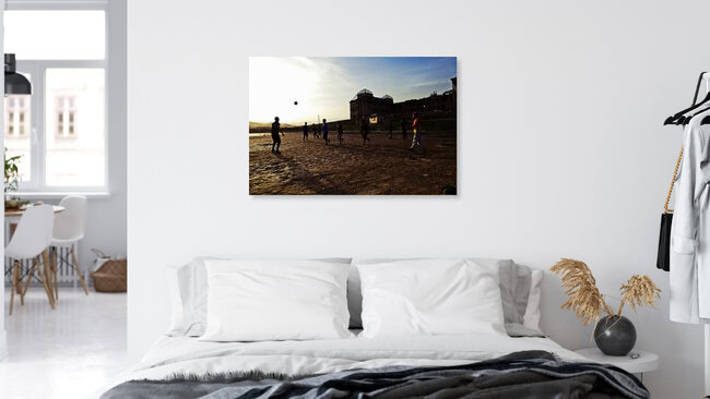Footballeurs, Afghanistan – Art mural de Rada Akbar, affiche ou impression sur verre acrylique