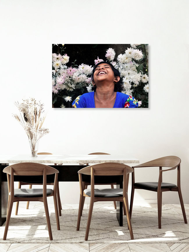 La jeune fille au sourire éclatant, Inde – Art mural de Sankar Sarkar, affiche ou impression sur verre acrylique