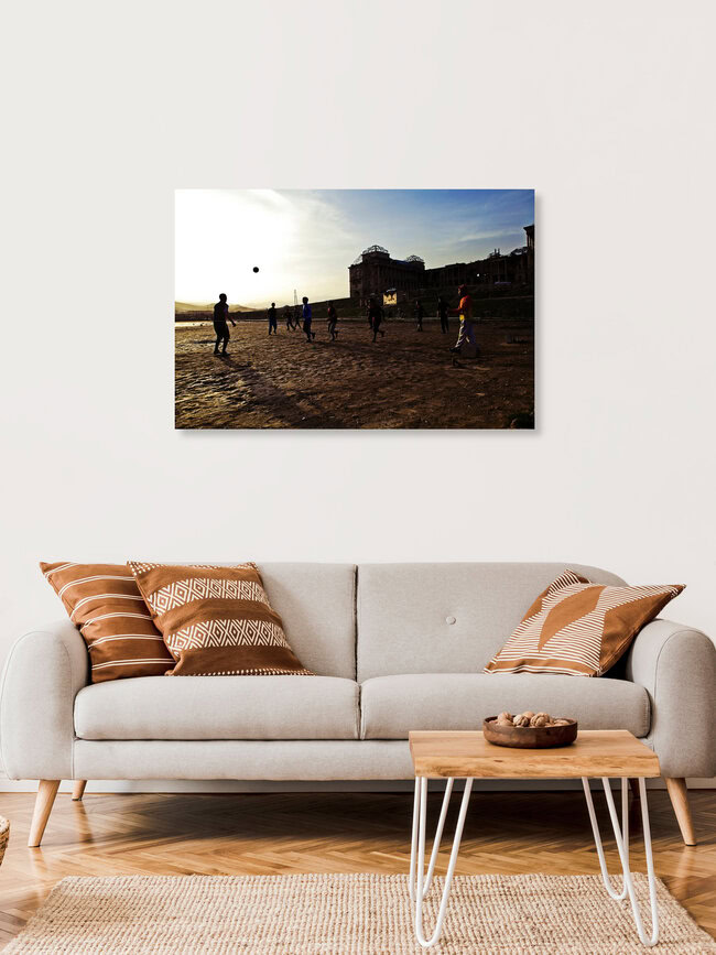 Footballeurs, Afghanistan – Art mural de Rada Akbar, affiche ou impression sur verre acrylique