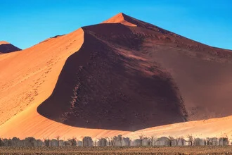 Dune de Namibie à Sossusvlei, Namibie – œuvre d'art de Jean Claude Castor, affiche ou impression sur verre acrylique