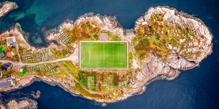 Stade de football Henningsvær, îles Lofoten, Norvège – Art mural d'Achim Thomae, affiche ou impression sur verre acrylique