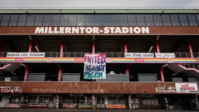 Tu ne marcheras jamais seul, Allemagne – Art mural de Dennis Wehrmann en affiche ou en verre acrylique