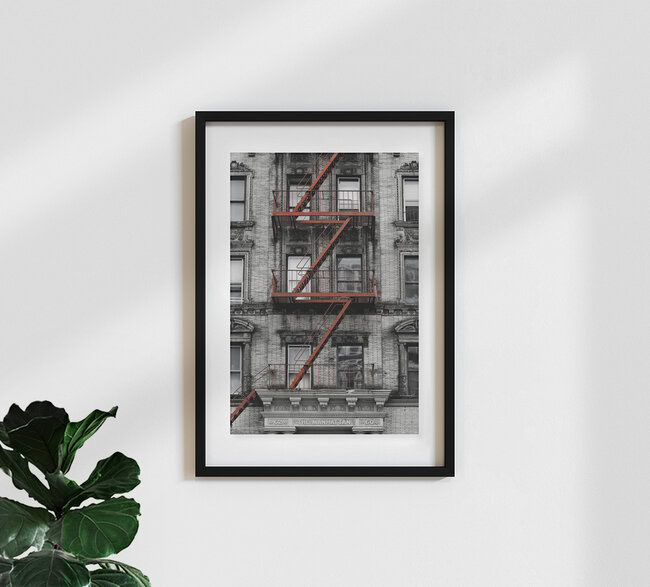 Scala antincendio rossa, Manhattan, Stati Uniti – opera d'arte di Franzel Drepper come poster o stampa su vetro acrilico