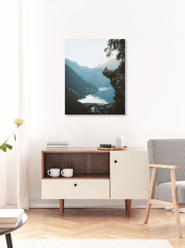 SITTING ON THE EDGE., Norwegen – Fotokunst von Philipp Heigel als Poster oder Acrylglasbild