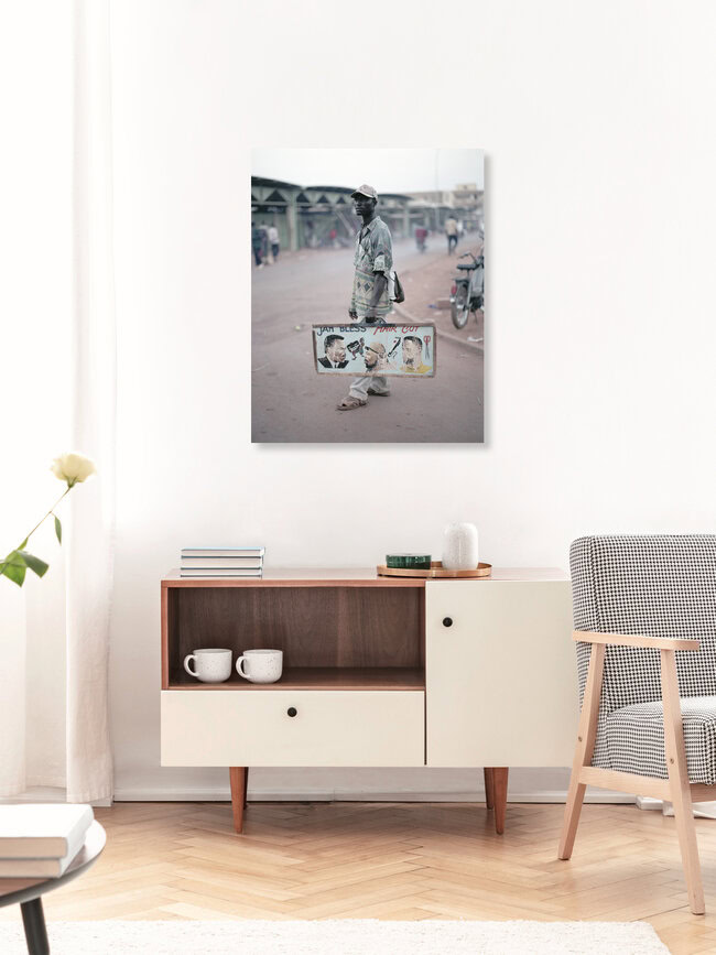 Hair Cut, Burkina Faso – Fotokunst von René Ruis als Poster oder Acrylglasbild