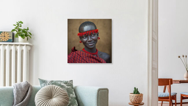 Miss Domoget, Bodi Tribe Woman With Headband, Hana Mursi, Omo Va, Äthiopien – Fotokunst von Eric Lafforgue als Poster oder Acrylglasbild