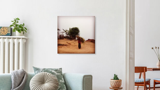 Girl carrying Wood, Tansania – Fotokunst von Delia Kämmerer als Poster oder Acrylglasbild