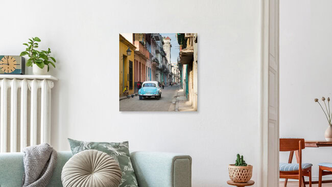 Blaues Auto in Havanna, Kuba – Fotokunst von Eva Stadler als Poster oder Acrylglasbild