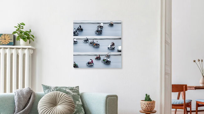 Mopedfahrer #3 in Hanoi, Vietnam – Fotokunst von Jörg Faißt als Poster oder Acrylglasbild