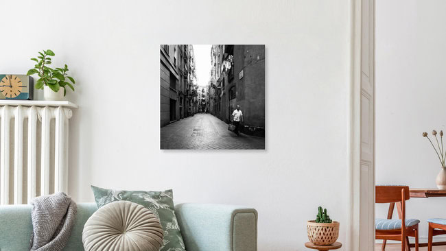 Man on a mission, Spanien – Fotokunst von Alexander Omarsson als Poster oder Acrylglasbild