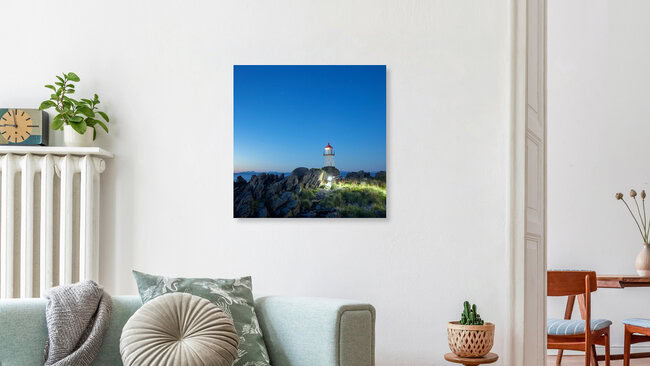 Zum Leuchtturm, Norwegen – Fotokunst von Lars Almeroth als Poster oder Acrylglasbild