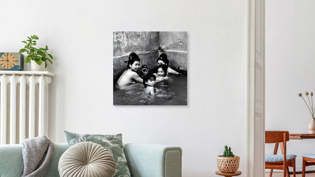 Bathing Thai Family - Son La - Nordwest Vietnam - Asien, Vietnam – Fotokunst von Silva Wischeropp als Poster oder Acrylglasbild