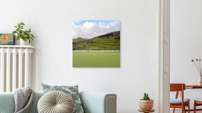 Kunstrasen, Schaukel und Berg, Färöer Inseln – Fotokunst von Franz Sussbauer als Poster oder Acrylglasbild
