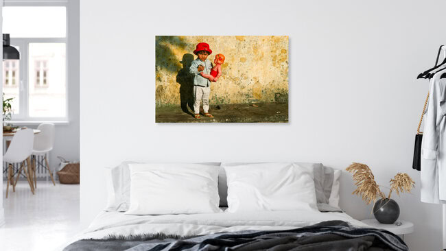 Mädchen mit Puppe - Hoi An, Vietnam, Vietnam – Fotokunst von Silva Wischeropp als Poster oder Acrylglasbild