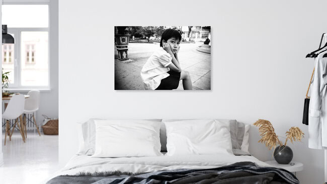 Vietnamesisches Mädchen in Saigon, Vietnam – Fotokunst von Jacqy Gantenbrink als Poster oder Acrylglasbild