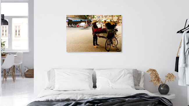Flower seller in Hanoi, Vietnam – Fotokunst von Marisa Pettit als Poster oder Acrylglasbild