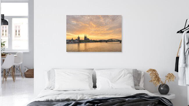 Die Skyline von Köln bei Sonnenuntergang, Deutschland – Fotokunst von Michael Valjak als Poster oder Acrylglasbild