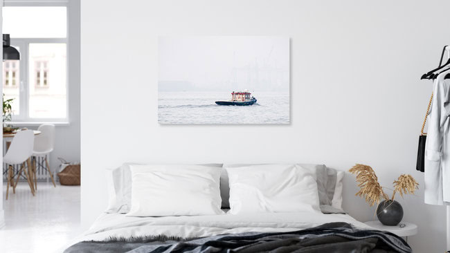 Boot im Hamburger Hafen, Deutschland – Fotokunst von Nils Steiner als Poster oder Acrylglasbild