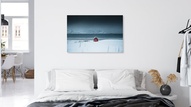 Johannes Hulsch, Rotes Haus an der schneebedeckten Küste von Ramberg in Norwegen - Norwegen, Europa