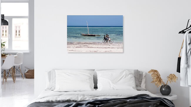 Strandrad, Tansania – Fotokunst von Mathias Becker als Poster oder Acrylglasbild