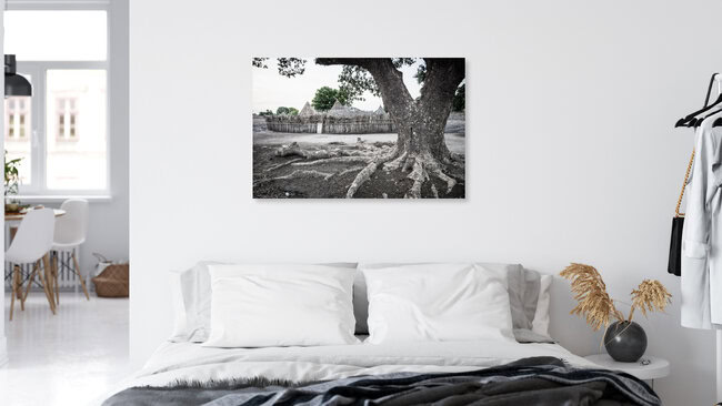 Dorf und Baum, Sudan – Fotokunst von Ulrich Kleiner als Poster oder Acrylglasbild
