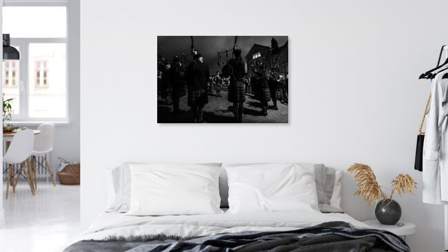 Pipe band, night before highland Games, Braemar (Scotland), Großbritannien – Fotokunst von Jörg Faißt als Poster oder Acrylglasbild