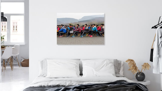 Kung-Fu Schüler beim Appell vorm Shaolin Tempel, China – Fotokunst von Arno Simons als Poster oder Acrylglasbild