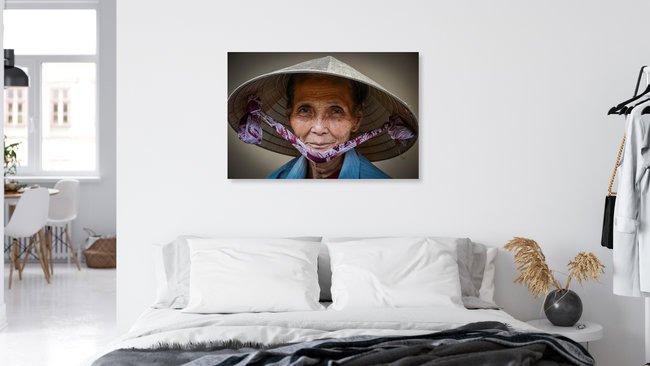 Ein Lächeln, Vietnam – Fotokunst von Thomas Junklewitz als Poster oder Acrylglasbild