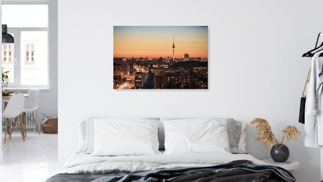 Berlin Skyline am Friedrichshain, Deutschland – Fotokunst von Jean Claude Castor als Poster oder Acrylglasbild