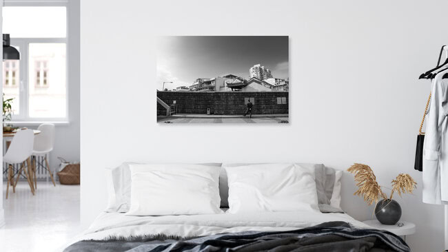 man & wall, China – Fotokunst von Aleksi Lausti als Poster oder Acrylglasbild