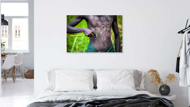 Blumen an meinem Körper, Äthiopien – Fotokunst von Miro May als Poster oder Acrylglasbild