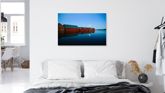 Nightly boat houses on a lake, Finnland – Fotokunst von Oona Kallanmaa als Poster oder Acrylglasbild