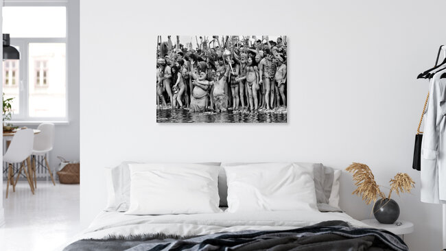 The sacramental bathing in Ganges, Indien – Fotokunst von Jagdev Singh als Poster oder Acrylglasbild