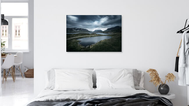Ein See vor dem See in den Bergen, Norwegen – Fotokunst von Felix Baab als Poster oder Acrylglasbild