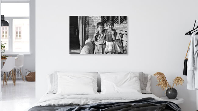 Sisters, Indien – Fotokunst von Jagdev Singh als Poster oder Acrylglasbild