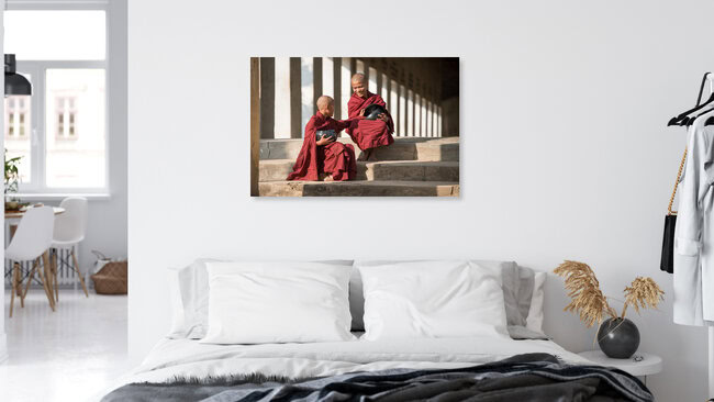 Zwei buddhistische Mönche mit Reisschalen in Myanmar, Myanmar – Fotokunst von Jan Becke als Poster oder Acrylglasbild