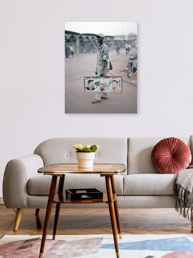 Hair Cut, Burkina Faso – Fotokunst von René Ruis als Poster oder Acrylglasbild