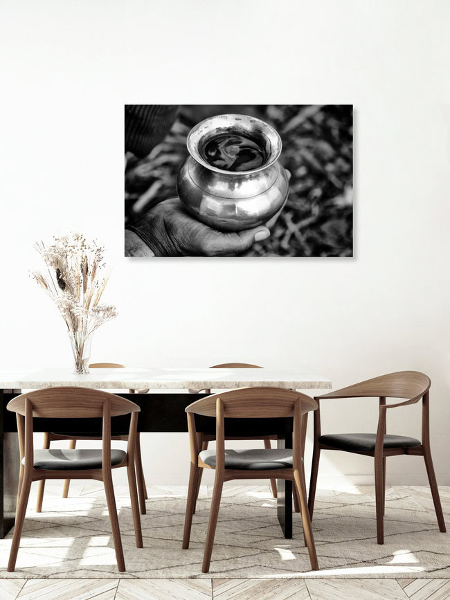 Den Ganges in der Hand, Indien – Fotokunst von Jagdev Singh als Poster oder Acrylglasbild