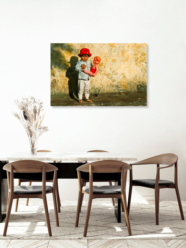 Mädchen mit Puppe - Hoi An, Vietnam, Vietnam – Fotokunst von Silva Wischeropp als Poster oder Acrylglasbild