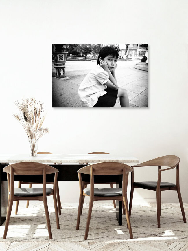 Vietnamesisches Mädchen in Saigon, Vietnam – Fotokunst von Jacqy Gantenbrink als Poster oder Acrylglasbild