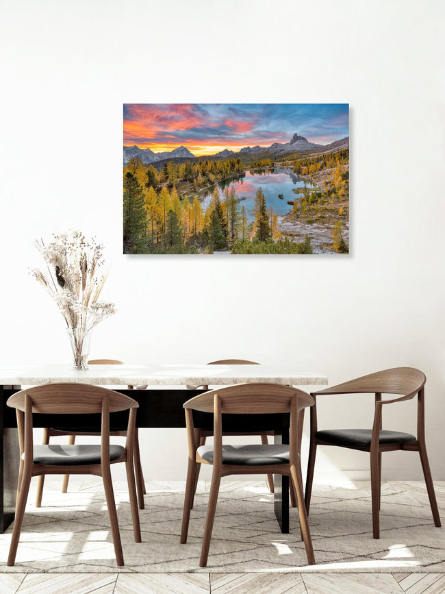 Herbst am Lago Federa in den Dolomiten, Italien – Fotokunst von Michael Valjak als Poster oder Acrylglasbild