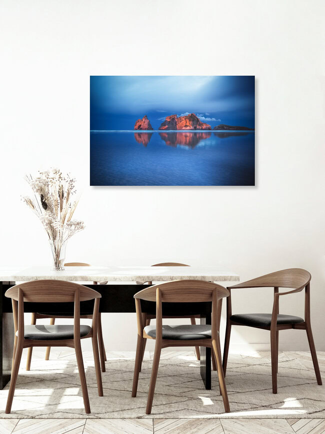 Neuseeland Wharariki Beach mit Alpenglühen, Neuseeland – Fotokunst von Jean Claude Castor als Poster oder Acrylglasbild