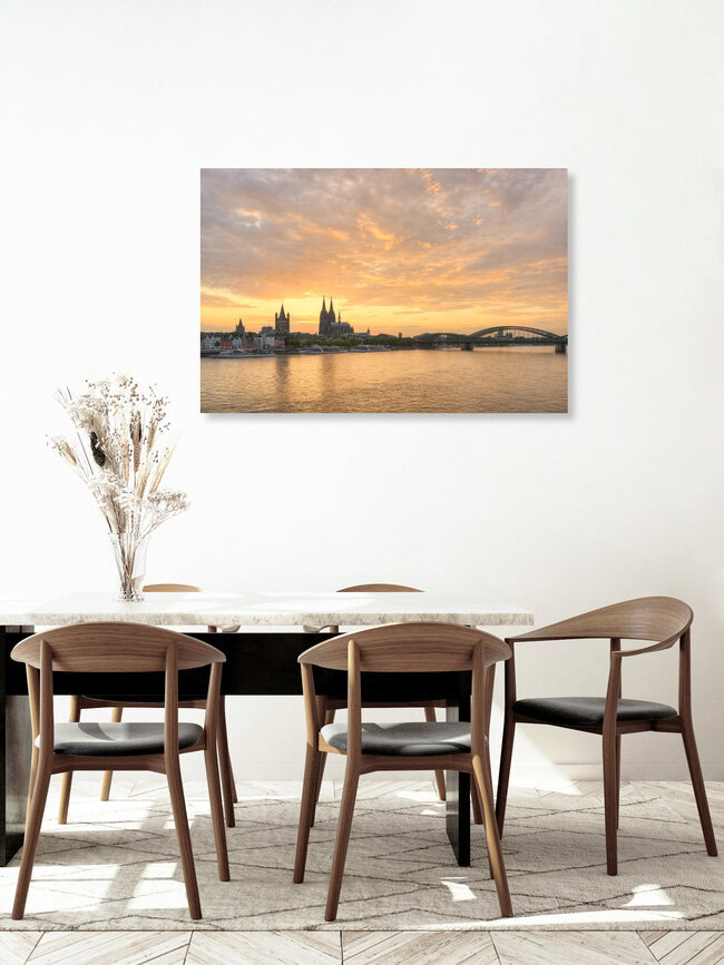 Die Skyline von Köln bei Sonnenuntergang, Deutschland – Fotokunst von Michael Valjak als Poster oder Acrylglasbild