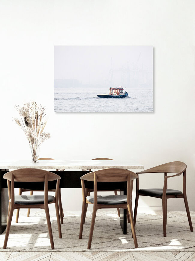 Boot im Hamburger Hafen, Deutschland – Fotokunst von Nils Steiner als Poster oder Acrylglasbild