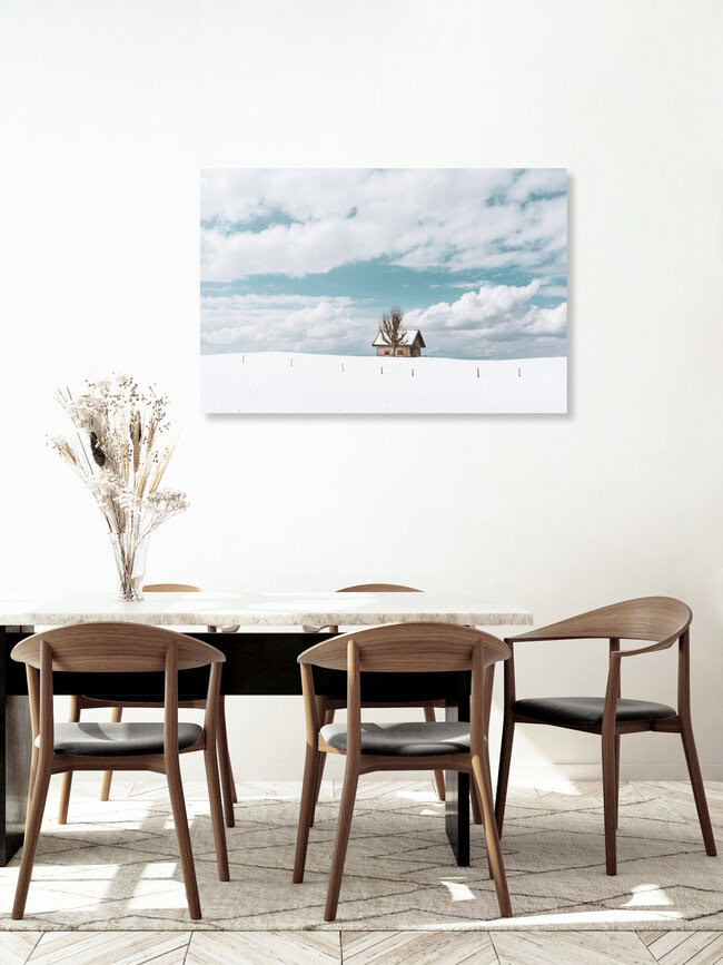 Winterlandschaft mit einsamer Hütte und Baum, Schweiz – Fotokunst von Thomas Staubli als Poster oder Acrylglasbild