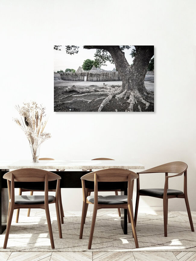 Dorf und Baum, Sudan – Fotokunst von Ulrich Kleiner als Poster oder Acrylglasbild