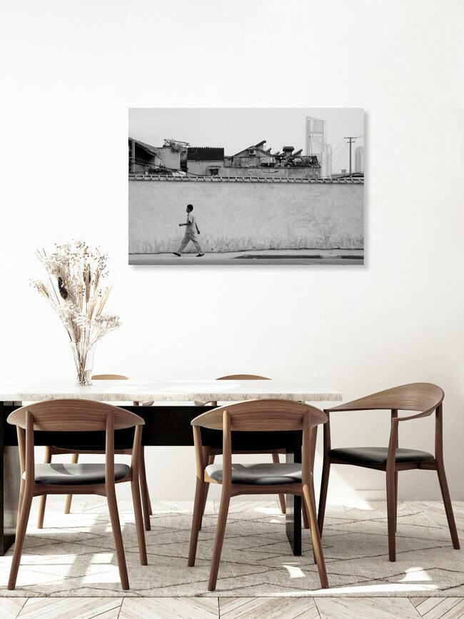 Spaziergänger in Shanghai, China – Fotokunst von Holger Ostwald als Poster oder Acrylglasbild