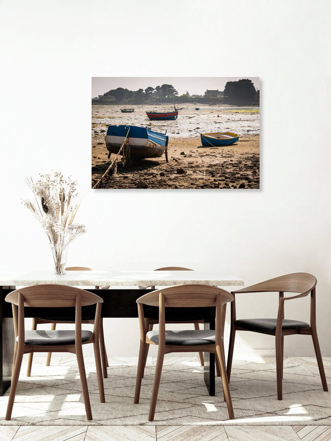 Boote bei Ebbe, Frankreich – Fotokunst von Monika Schwager als Poster oder Acrylglasbild