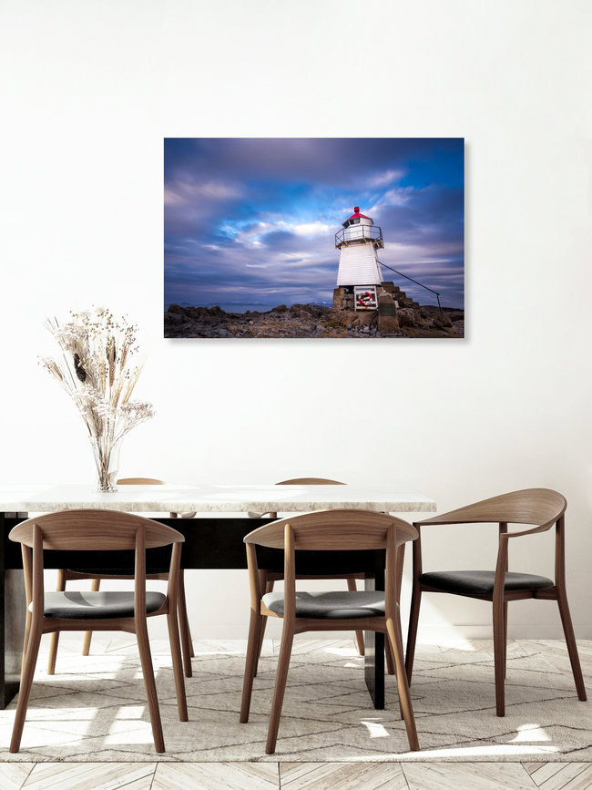 Leuchtturm in Laukvik, Norwegen – Fotokunst von Stefan Schurr als Poster oder Acrylglasbild